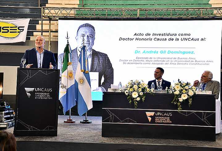 Feria del Libro UNCAus engalanada por presentación del libro de Germán Oestmann y distinción al Dr. Andrés Gil Domínguez