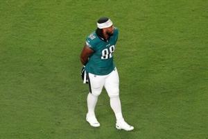 Eagles’ Carter tossed from NFL opener for spitting on Cowboys’ Prescott