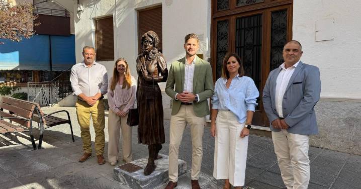 Unas esculturas urbanas homenajean las tradiciones y oficios de un pueblo de la Alpujarra