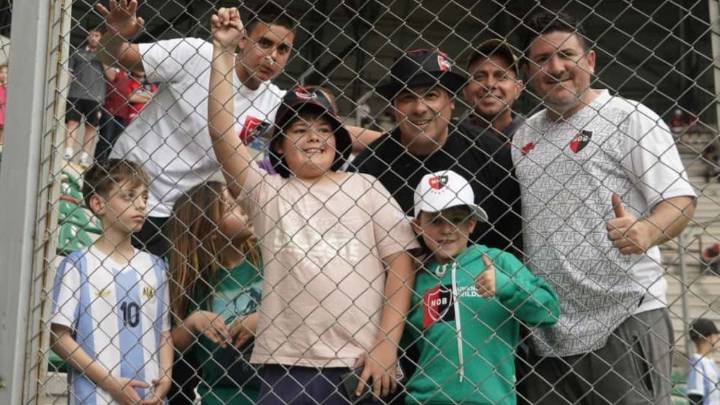 Hinchas de Newell's ingresan al estadio La Pedrera, en una ciudad donde se alteró la rutina