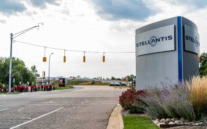 Stellantis recalls 92,000 vehicles impacting owners of an extremely popular Jeep model