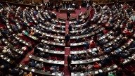Un asesor del partido que fundó Sarkozy será juzgado por fotografiar las partes íntimas de mujeres incluso en el Parlamento