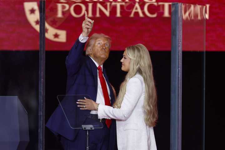 Erika Kirk perdona al asesino de su esposo en emotivo homenaje encabezado por Trump