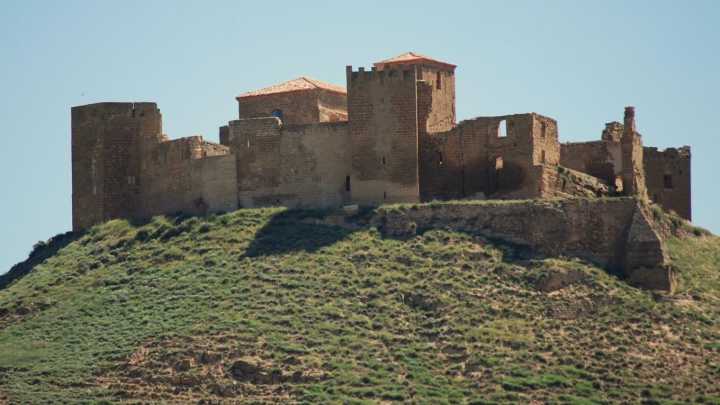 Recorre los senderos y murallas de un castillo 'piedra a piedra'