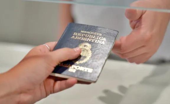 Pasaporte argentino: alertan  por fallas en miles de ejemplares