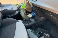 Llevaban más de 60 kilos de cocaína debajo de la alfombra del auto