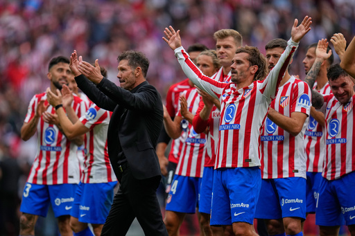 Álvarez anota dos goles y Atlético golea 5-2 al Real Madrid en el derbi madrileño