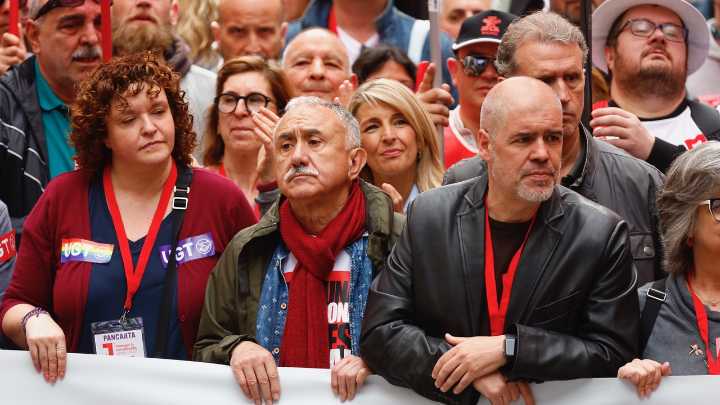 Los sindicatos se movilizan en defensa de la reducción de jornada: CC OO y UGT se encierran en una iglesia obrera para protestar