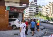 Un taxi acaba empotrado dentro de un bar en El Coto, en Gijón
