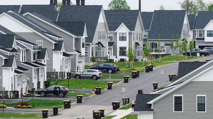 Average rate on a 30-year mortgage falls to lowest level in nearly a year