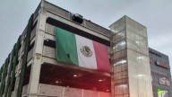 Vehículo quedó colgado del último piso de un estacionamiento en Naucalpan