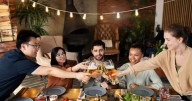 Reunirse con amigos: la importancia de compartir comida y crear recuerdos