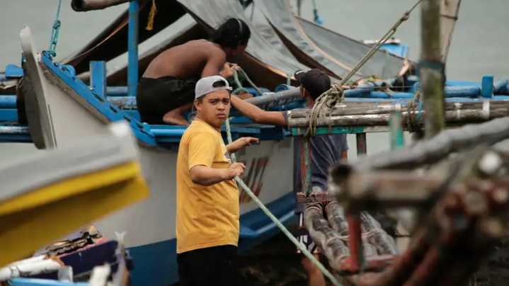 Cuatro muertos y 400.000 evacuados por tormenta en Filipinas