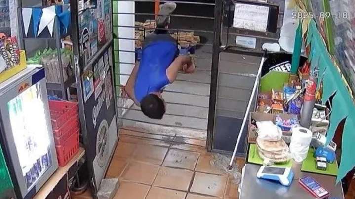 Quiso robar un minimarket, pero quedó atascado en la ventana