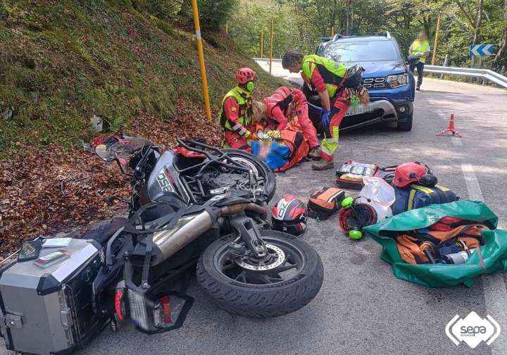 Un motorista polaco, herido en al chocar contra un coche en el Puerto de Tarna