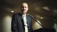 Sturzenegger defendió la desregulación de medicamentos y generó críticas por publicar un mapa sin las Malvinas