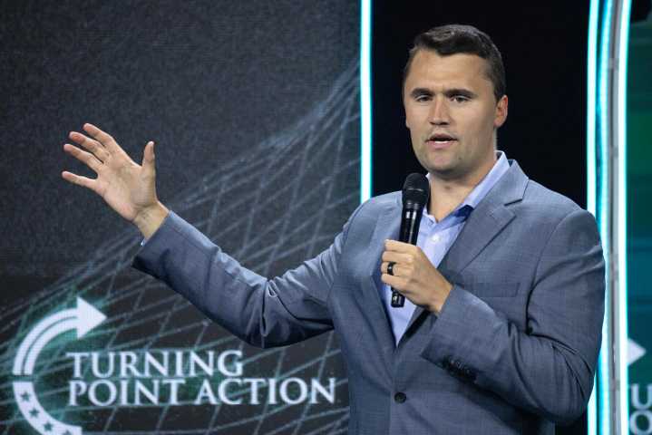 El comentarista conservador Charlie Kirk recibe un disparo en una universidad de EE.UU.