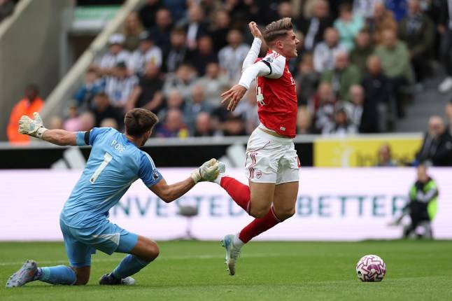 Former referee blasts VAR decision as Arsenal denied penalty at Newcastle