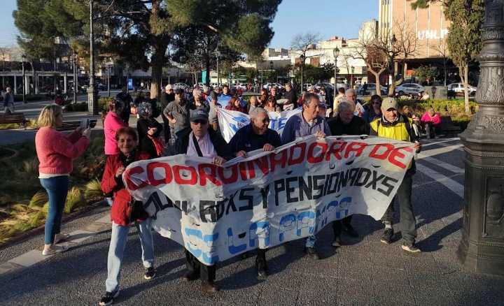 Se realiza una nueva marcha de jubilados en Santa Rosa