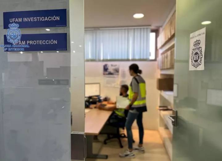 Miles de euros y mensajes precedieron la agresión a una menor