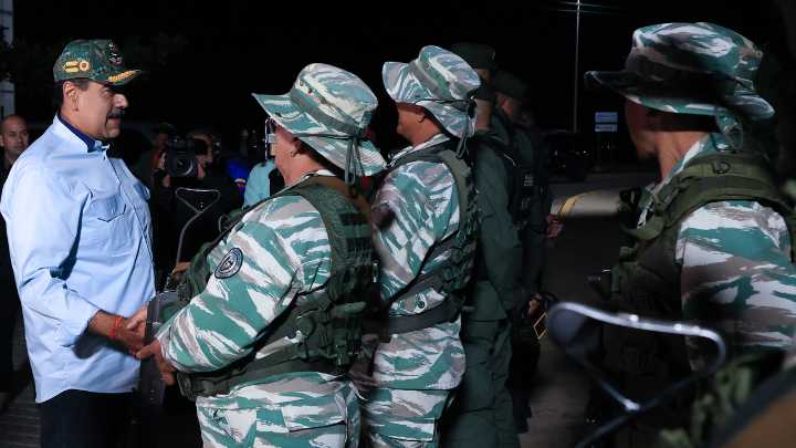 No duermen: Maduro y Cabello se dividen "patrullaje" la madrugada de este jueves, armados y vestidos de combate