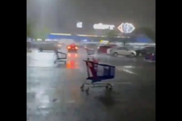 La llamativa imagen de los changuitos de un supermercado movidos por los fuertes vientos