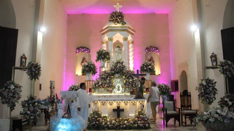 Josefina agradece con vestido a la Virgen de Loreto el que cuide de su familia e hijo cada que navega