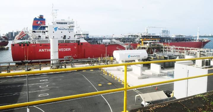 Pilotos demandan a New Fortress por maniobras inseguras de buques de gas en San Juan mientras JSF aprueba contratos millonarios de LNG