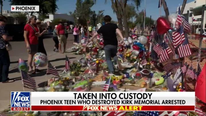 Un video de Fox News capta a un joven pisoteando un altar en memoria a Charlie Kirk