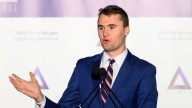Asesinato de Charlie Kirk: FBI ofrece 100.000 dólares por el homicida y publica fotos de una “persona de interés”