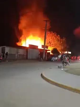 Dos incendios destruyeron viviendas en medio de la ola de calor