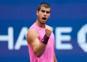 Carlos Alcaraz derrotó 6-4, 7-6(4), 6-2 a Novak Djokovic y es finalista del US Open