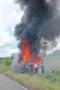Autobús perdió el control y se incendió en troncal 10