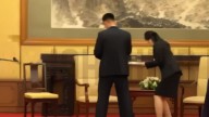 Asistentes de Kim Jong-Un limpian rastros de su ADN tras cumbre con Putin en China (Video)