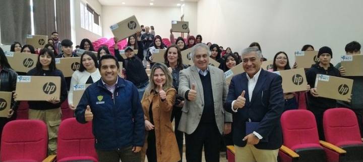 Lundin Mining entregó computadores a estudiantes del Programa PACE de la Universidad de Atacama