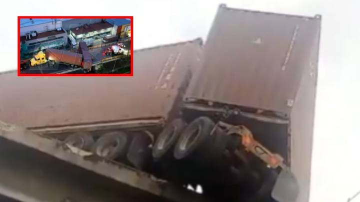 Tráiler de doble remolque está a punto de caer de un puente en Naucalpan, hay caos vial