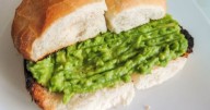 Marraqueta con palta: ¿lleva sal o limón? Los secretos del desayuno chileno que se hizo viral