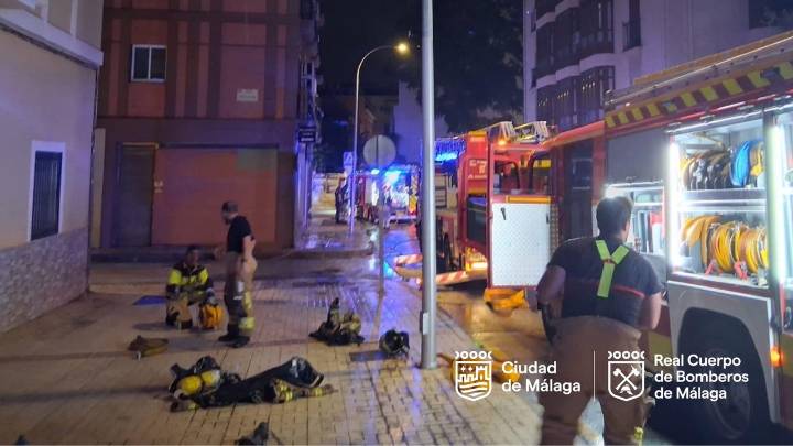 Vecinos atrapados en un edificio de Málaga escapan por la fachada durante un incendio
