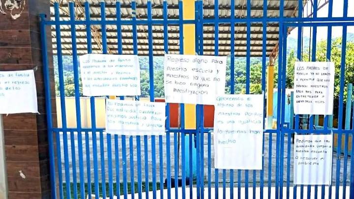 Padres de familia cierran primaria en Huejutla por cambio de maestros