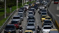 Aviso a conductores en Colombia con dura multa por práctica común en semáforos: incluso si está detenido el vehículo