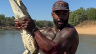 Australia, indignada con un turista e influencer estadounidense que se grabó molestando y 'luchando' contra un cocodrilo