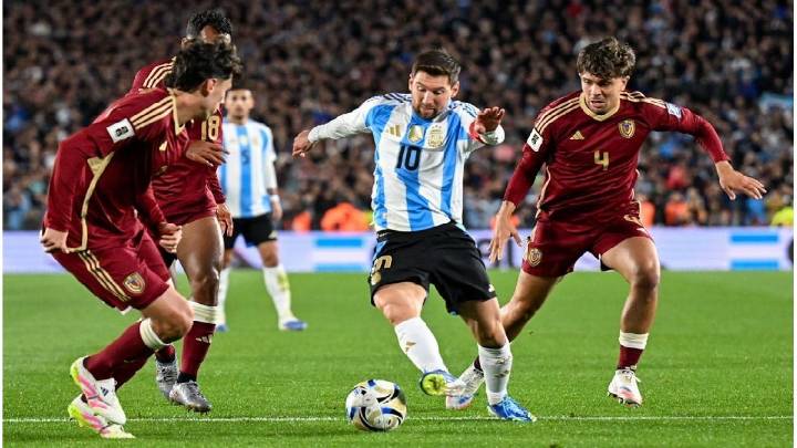 La Selección Argentina goleó a Venezuela con Messi como protagonista