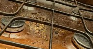 Ni vinagre ni bicarbonato: la manera fácil de limpiar el horno y las hornallas de la cocina en poco tiempo