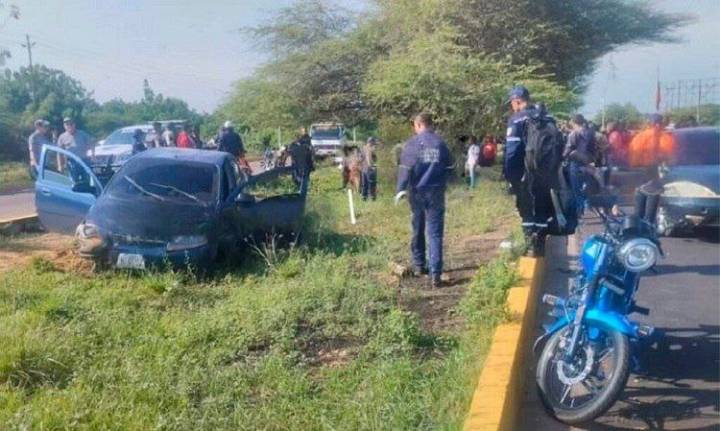 Dos trabajadores mueren atropellados por un auto y cuatro resultan heridos