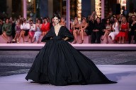 Carolina Herrera en la Plaza Mayor de Madrid desata la locura con un desfile que es el homenaje más bonito a España