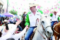 Gobernador Manolo Jiménez Salinas lidera Gran Cabalgata Sabinas 2025