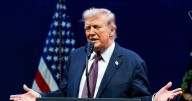 Promete Trump perseguir a los culpables del asesinato de Charlie Kirk