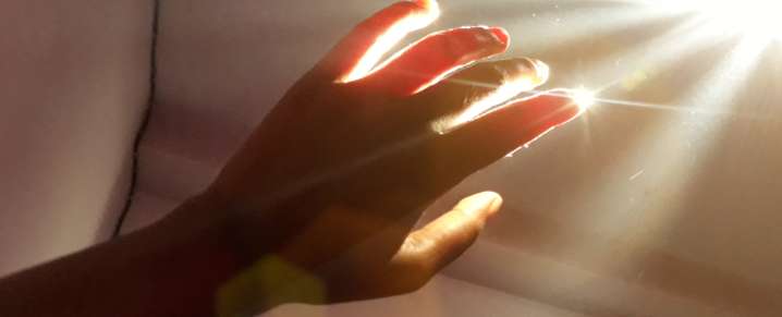 We Emit a Visible Light That Vanishes When We Die, Says Surprising Study