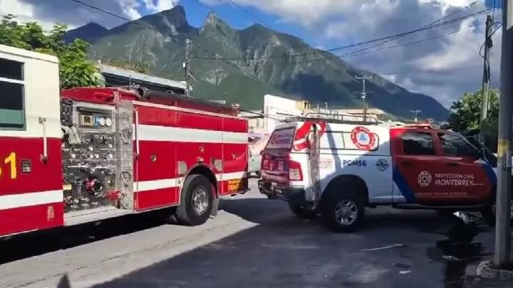 Incendio en casa moviliza a bomberos en Monterrey; fuego consumió habitación entera