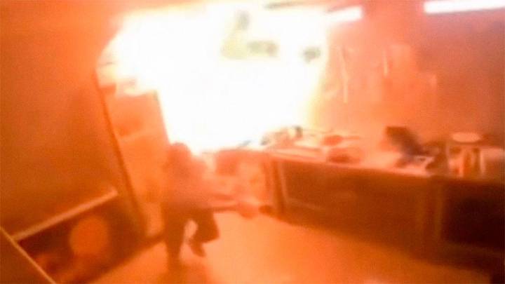 Quiso apagar aceite ardiendo usando agua y aprendió que es un error